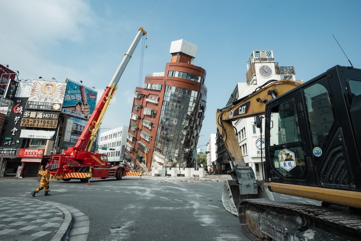 The impact of the 7.4 magnitude earthquake in Taiwan.(Photo・Shufu Liu / Office of the President）