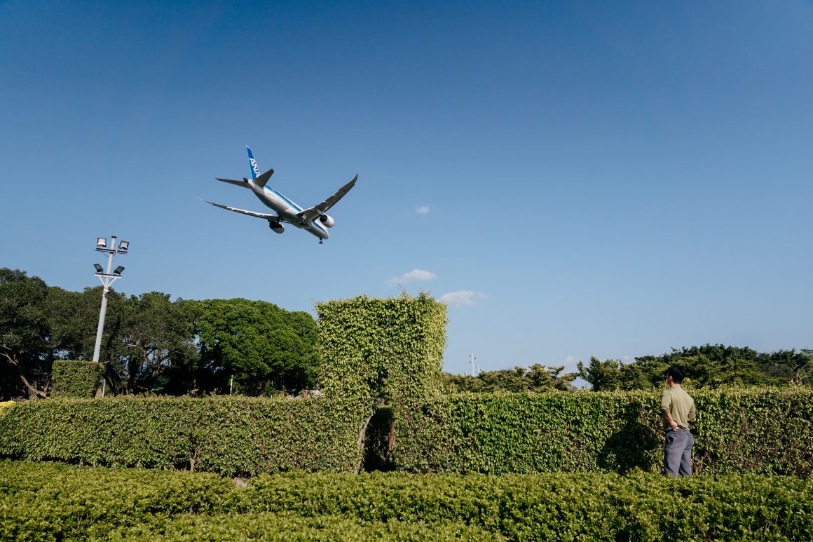 Inside Xinsheng Park, there is a large maze garden constructed with green hedge shrubs, where you can also see aircrafts flying overhead up-close. (Photo・Brown Chen)