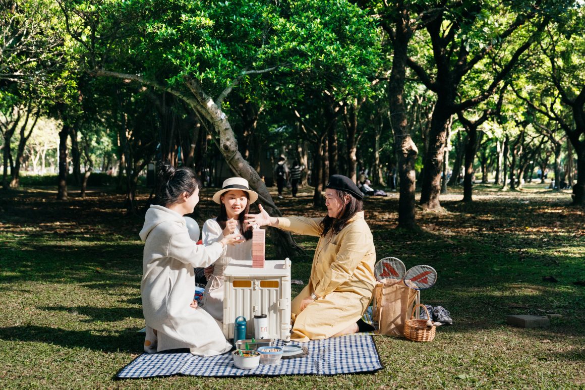 A simple board game will add to the fun of your picnic with friends and family. (Photo・Brown Chen)