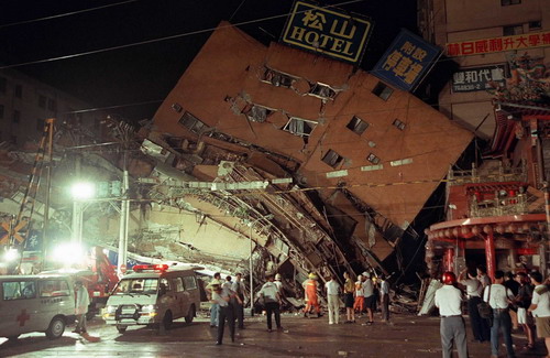 Tonshin Building collapsed after 921 earthquake（Photo・Wikiedia）