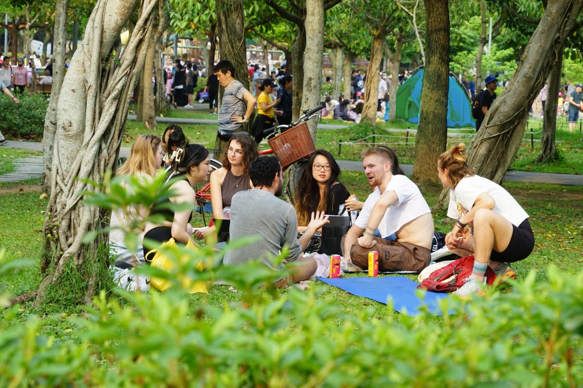 Sitting with your friends on the soft lawn of Daan Park is the greatest weekend pleasure. (Photo・Department of Information and Tourism, Taipei City Government)