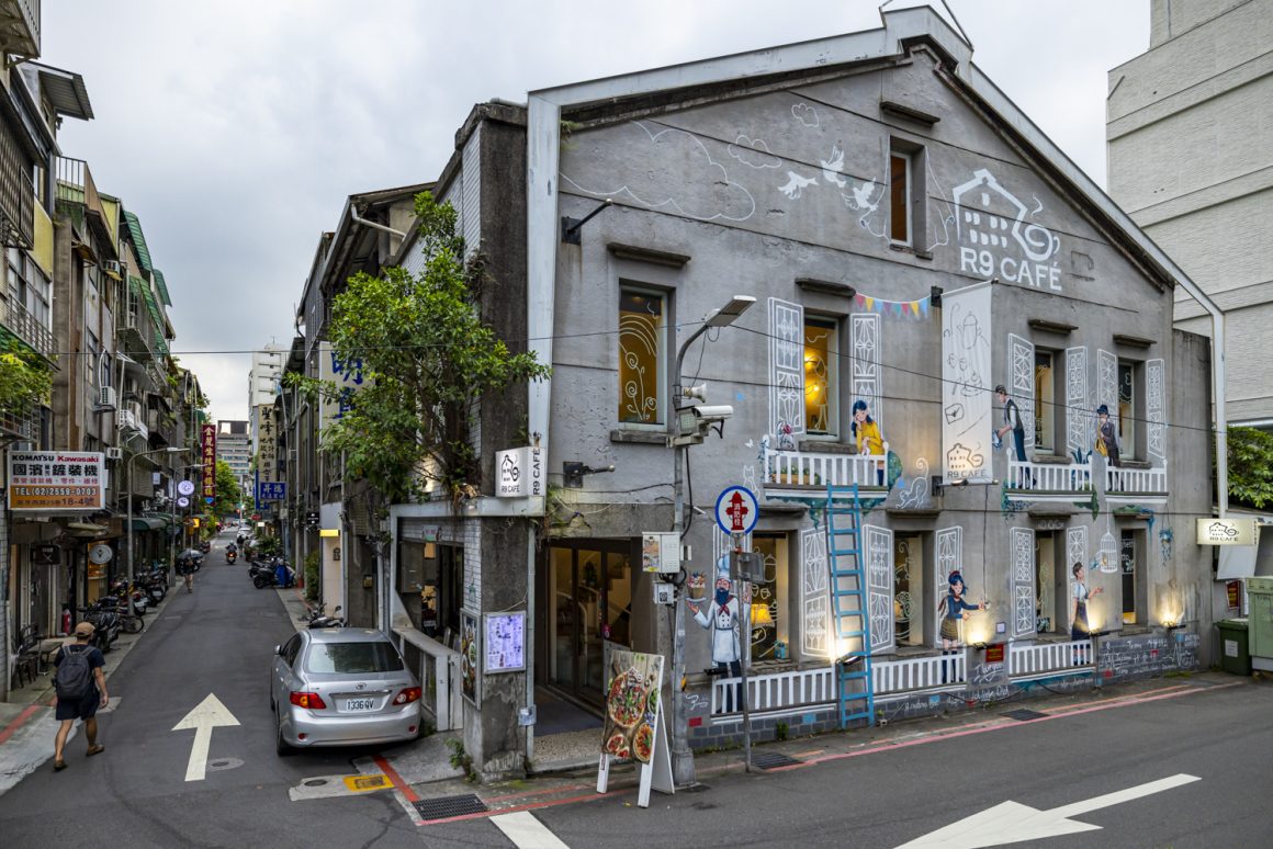Eye-catching graffiti on the wall of one of many unique coffee shops in Zhongshan. (Photo・Department of Information and Tourism, Taipei City Government)