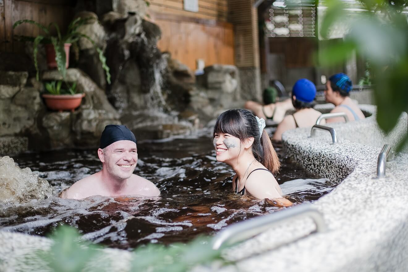 Hot-spring bathing at Guanziling