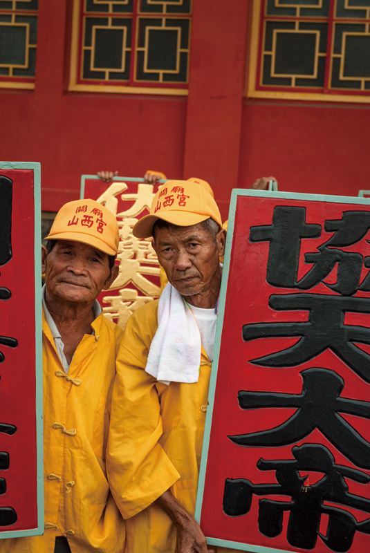 Donggang-king-boat-festival-pingtung-Placard bearers at the boat burning in Guanmiao District.