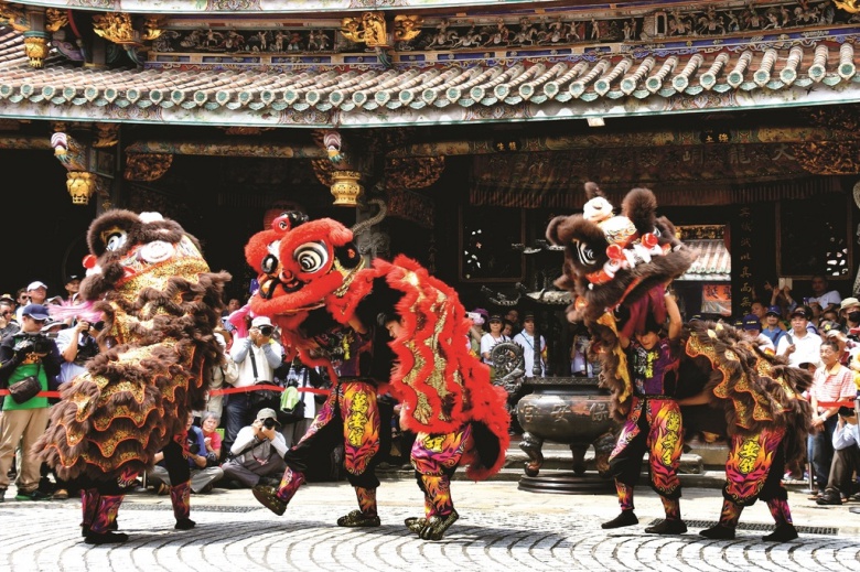 The dragon and lion dance performances are lively and extraordinary. (photo Su Jianan) 