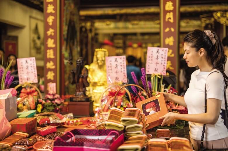 If you find your own happiness, don’t forget to give wedding cakes to the temple to express your gratitude. (Photo/Liang Zhongxian)