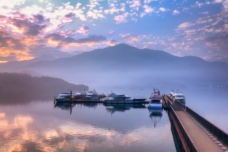 Spend a night at the hotels near Sun Moon Lake to grasp the beauty of the misty lake. 