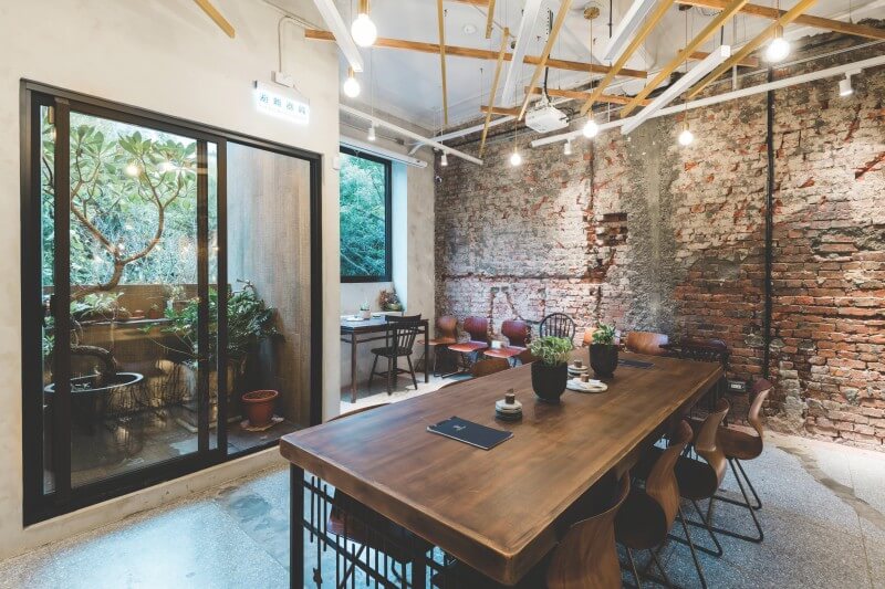 The space at Wangtea Lab blends the traditional red bricks and the modern open concept. 