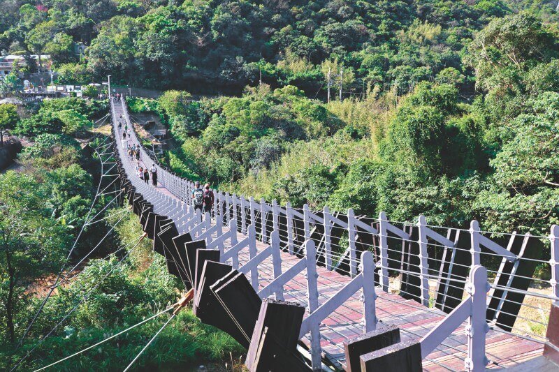 Baishihu Suspension Bridge is one of the top attractions of Section 4 in Taipei Grand Trail.