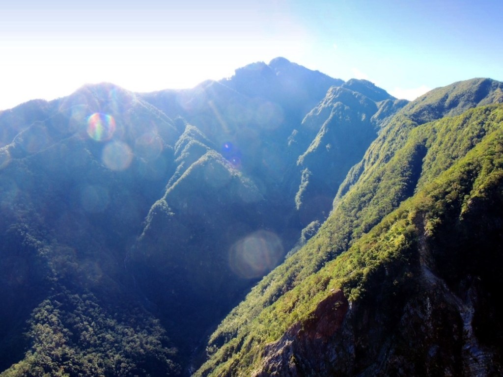 To enjoy such a stunning view at Zhuliu Old Trail in Taroko Gorge, applying hiking permits in advance is required.