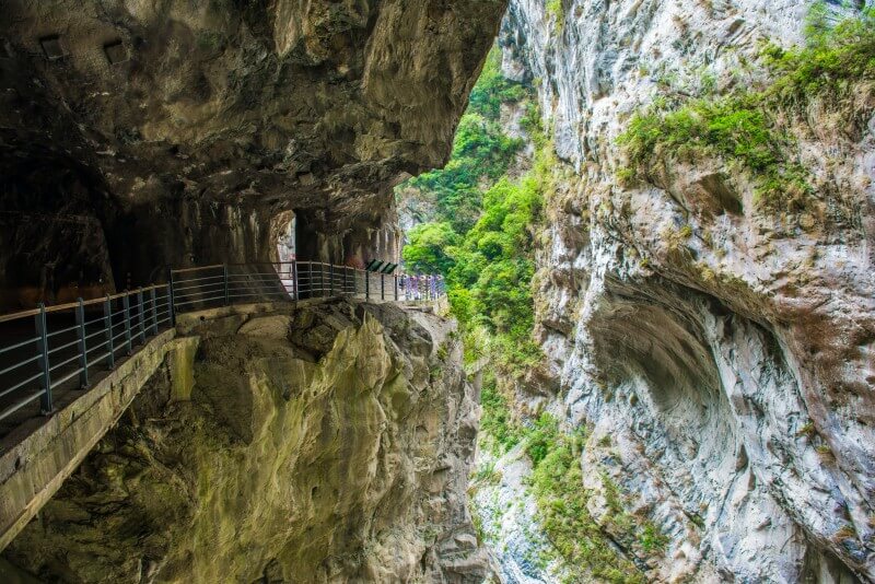 Hikers who prefer staying closer to the trails should stay overnight in Taroko National Park. 