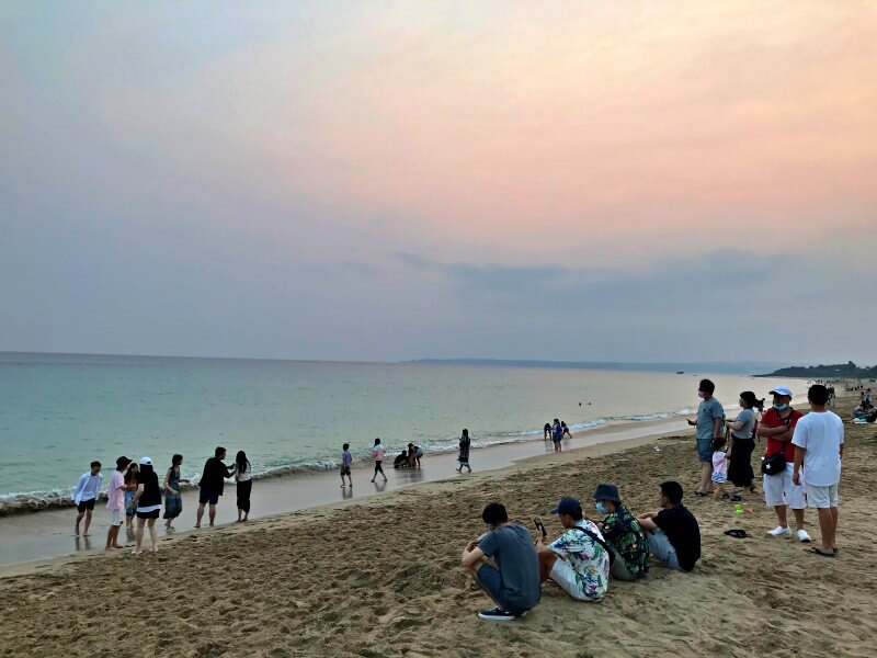Escape to beach in Kenting to get away the smoggy days in the city.