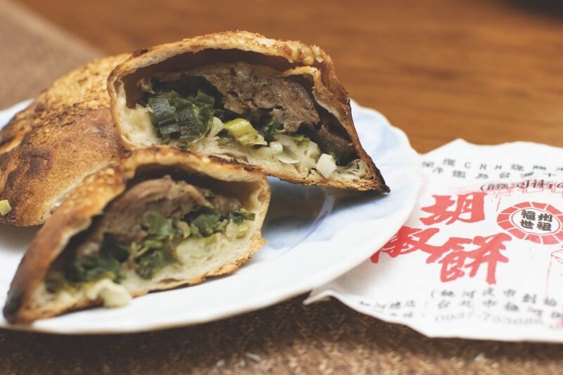 Baked pepper buns, one of the most popular street snacks at night market in Taiwan.