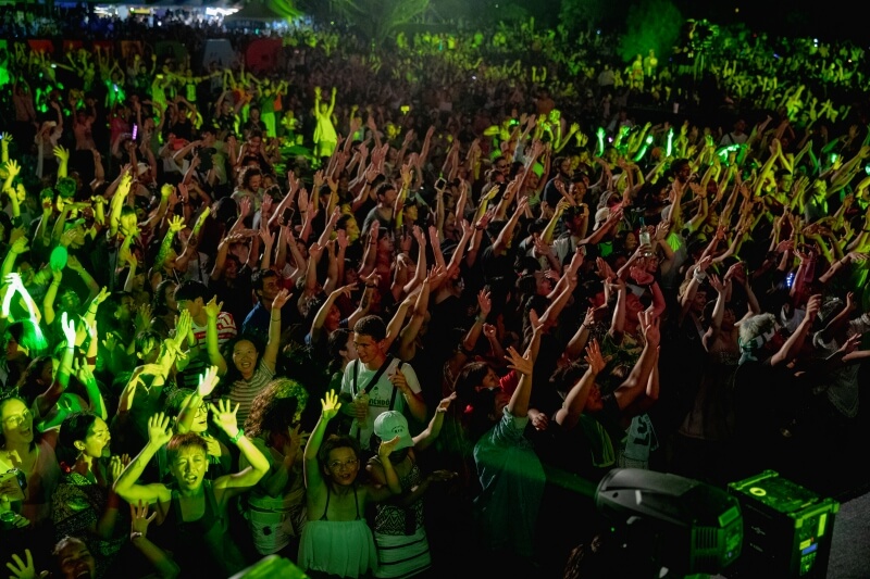 crowd dancing with arms in the air at pasiwali