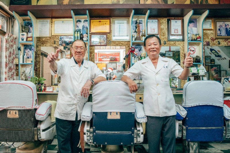 Tainan has the highest density of old-fashioned barbershops in Taiwan. Services include hair cutting, shaving, ear cleaning, facials, and massage.