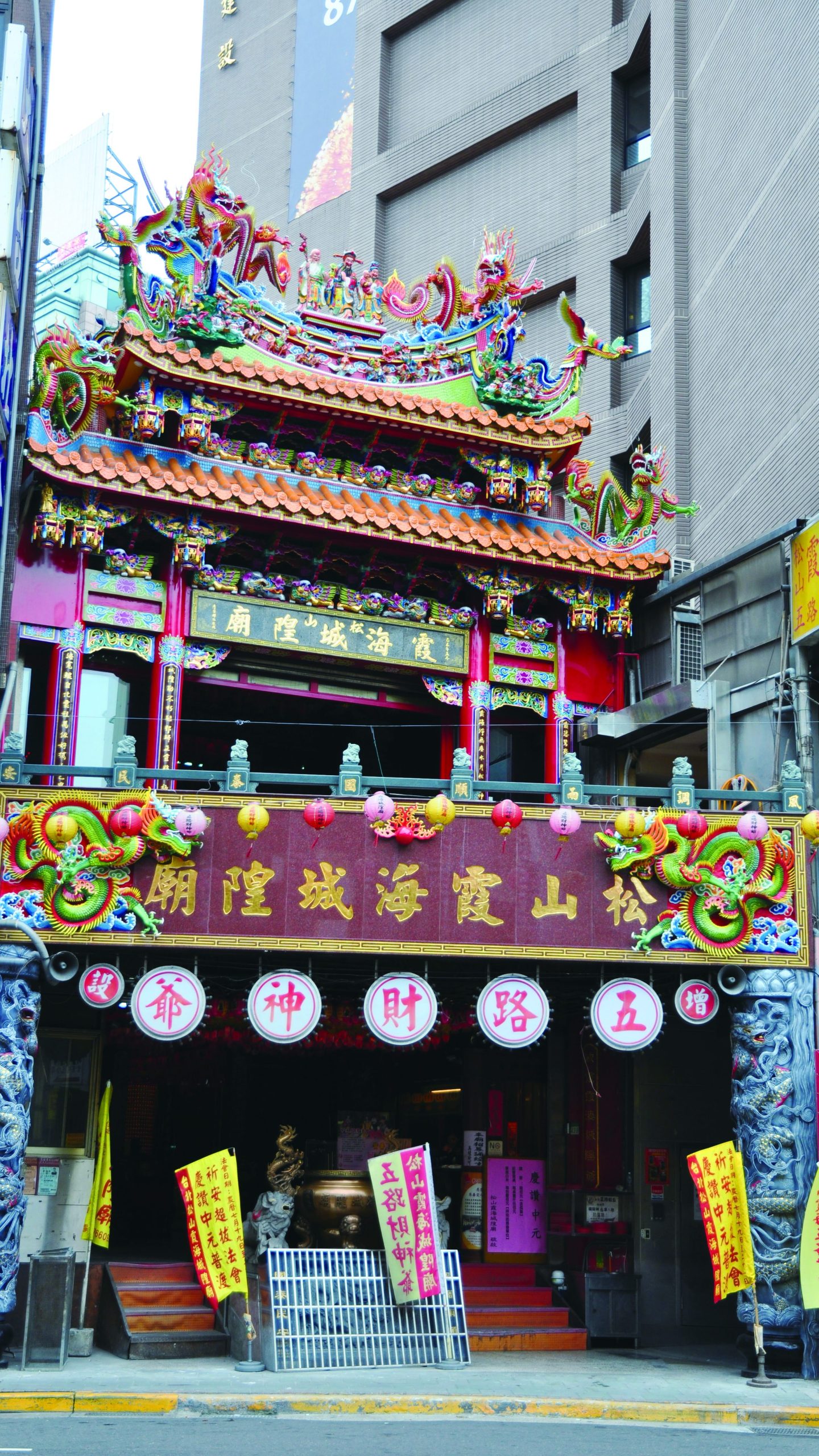 In the 1970s, as the government needed to widen the road, local gentry raised funds to relocate the Songshan Xiahai City God Temple to its current location. (Photo・Songshan Xiahai City God Temple)