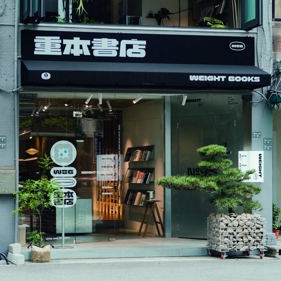 Weight Books is independently operated by its director, Yeh Chungyi, and is a hybrid bookstore specializing in graphic design and typography printing. (Photo・Weight Books)