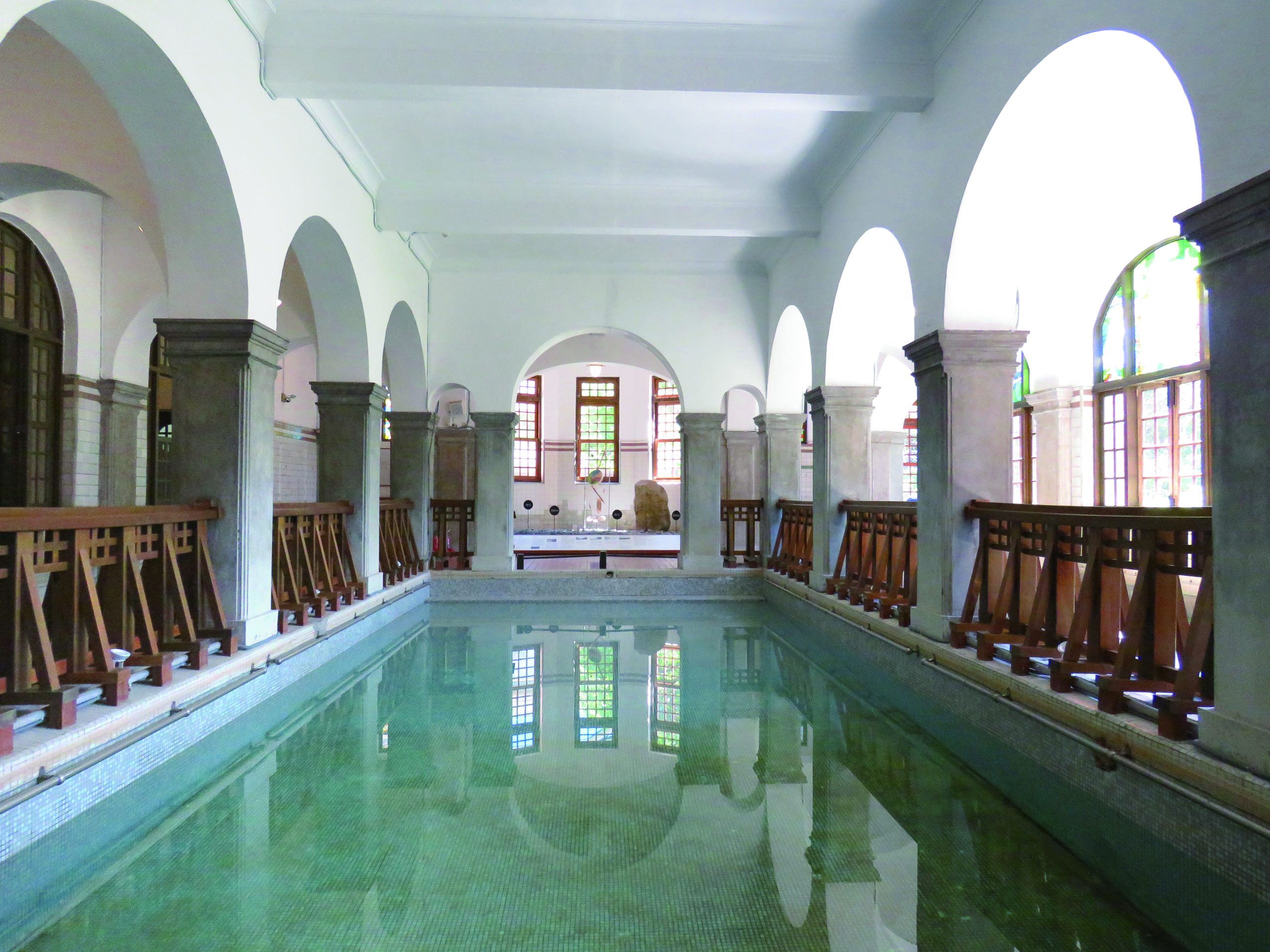 One distinctive feature within the Beitou Hot Spring Museum is the Roman-style grand bath, enclosed by round arches and columns. (Photo・Beitou Hot Spring Museum)