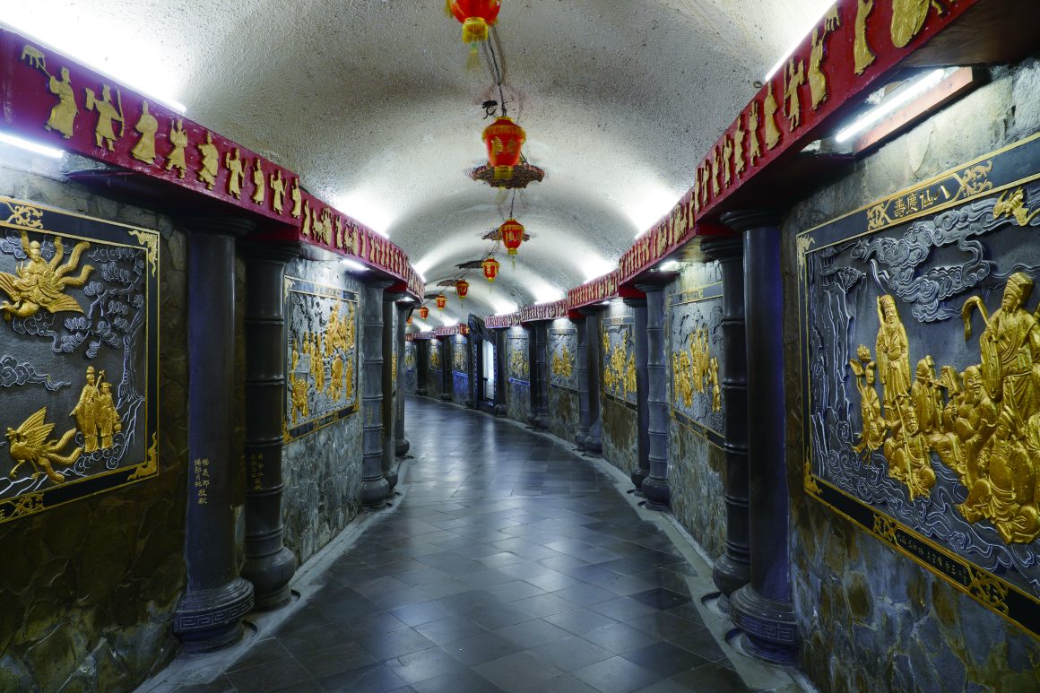 In Guandu Temple’s Caishen Cave, there are tens of meters of hallway endowed with various gods of wealth, where worshippers can seek good fortune. (Photo・Guandu Temple)