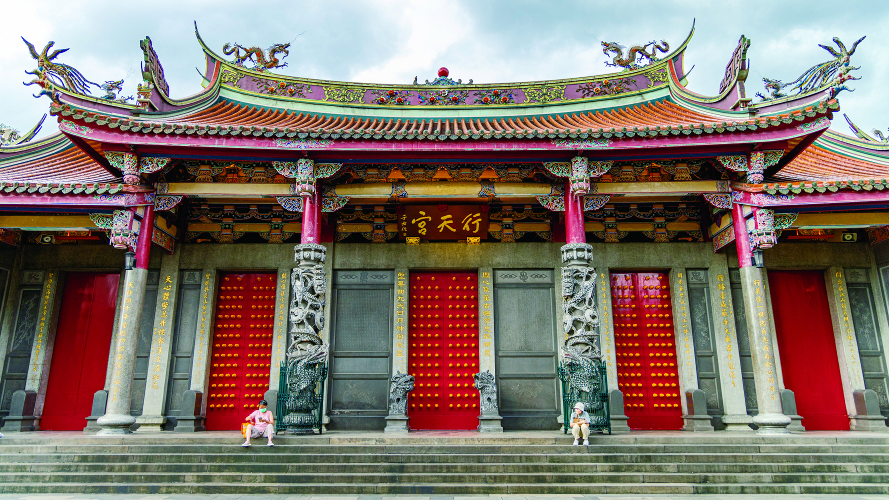 The most distinctive features of Xingtian Temple are the fact that no rituals involving animals are held, no burning of joss paper, no theatrical performances for the gods, no fundraising, and no commercial activities of any kind. (Photo・Department of Information and Tourism, Taipei City Government)