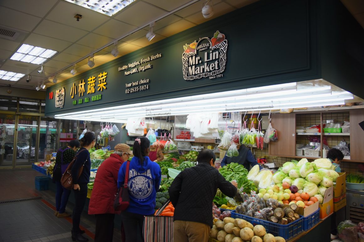 The display of fresh groceries at Shi-Dong Market is the preferred choice for nearby residents’ produce needs. (Photo・Shi-Dong Market)