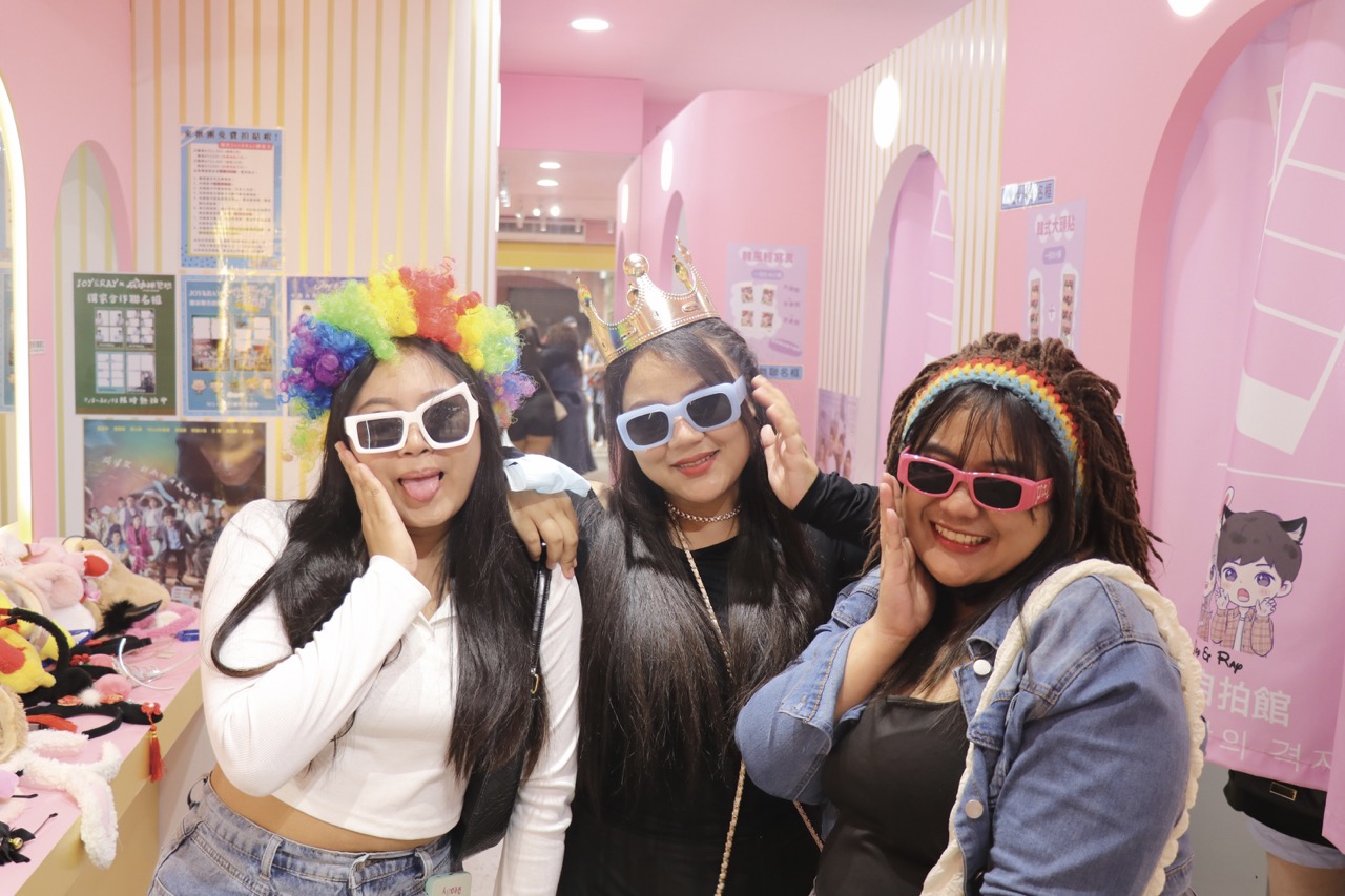 A Korean-style photo sticker shop. Customers have just finished dressing up and are about to take a few snaps. (Photo・Chelsea Chen)