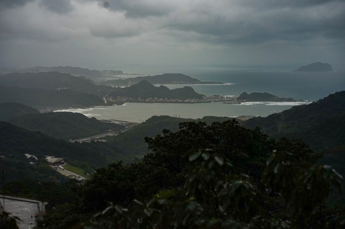 Jiufen overlooks the Pacific from a ridge on Taiwan's northeast coast.
(Photo・Chris Van Laak) 	
[in the movie: around 00:24:05]