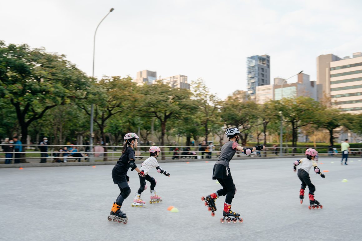 Taipei's parks are popular destinations for family recreational activities, where children cultivate their passion for all kinds of sports from an early age. (Photo・Brown Chen)