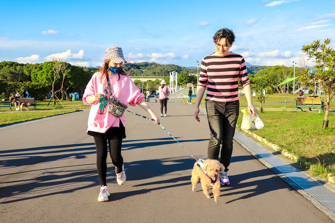 The number of health-conscious citizens is ever on the rise, and many accompany their furry friends for a walk to maintain their physical and mental health. (Photo・Tzuying Sun)