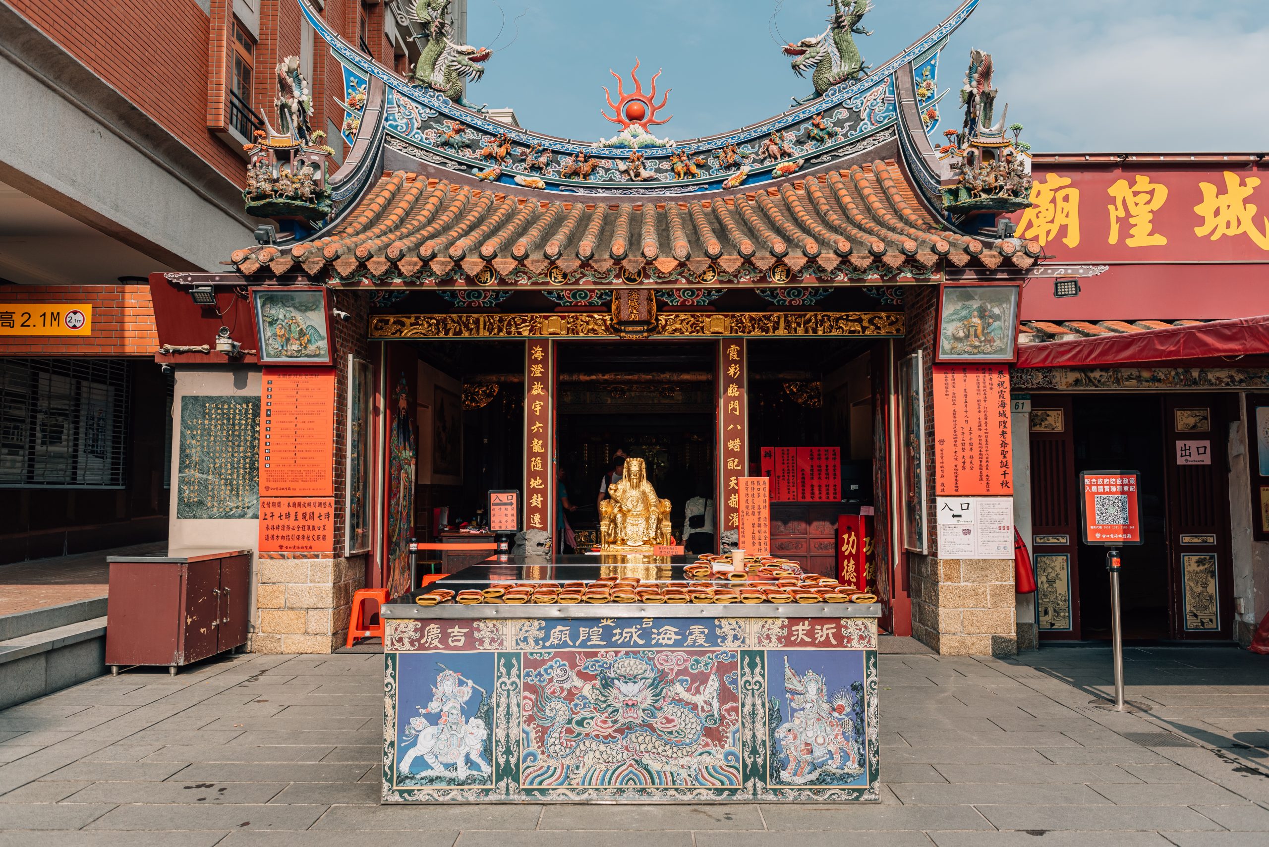The well-known Taipei Xia-Hai City God Temple (台北霞海城隍廟)  is meccas for people looking for love or marriage, attracting not only Taiwanese but also foreign tourists. 
(Photo・Samil Kao)