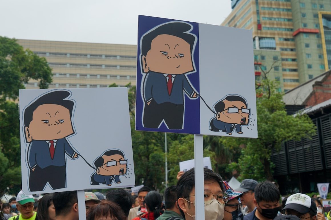 Placards depict lawmakers Fu Kun-chi (傅崐萁) of the KMT (left) and Huang Kuo-chang (黃國昌) of the TPP, the two primary architects of the legislative reform bill.
