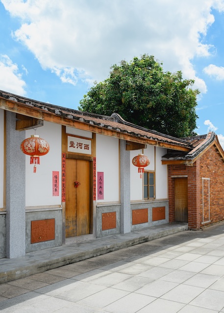 Lin Guang-qing, the founder of the Ci Lin brand, has his ancestral home in the village. The ceramic works on its walls depict the early life of the Lin family in Luzhunan.
