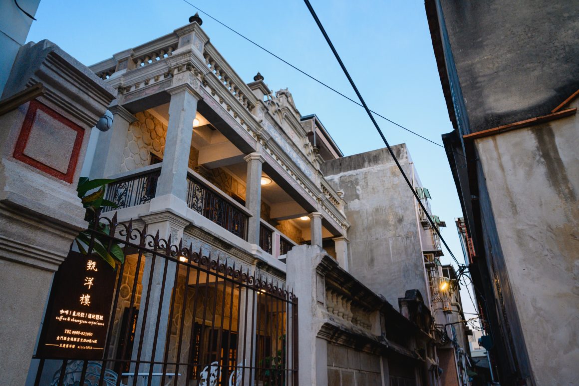 Zhen Yang Lou, which occupies a historic “Western-style” building, is a cheongsam rental service and café. It offers over 2,000 outfits to choose from and has richly decorated premises for photo shoots.
