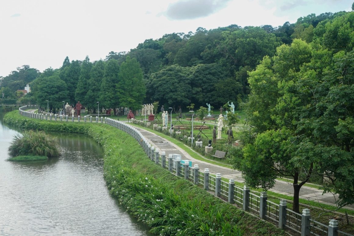 8a/b- The statue park lies along another lake.
