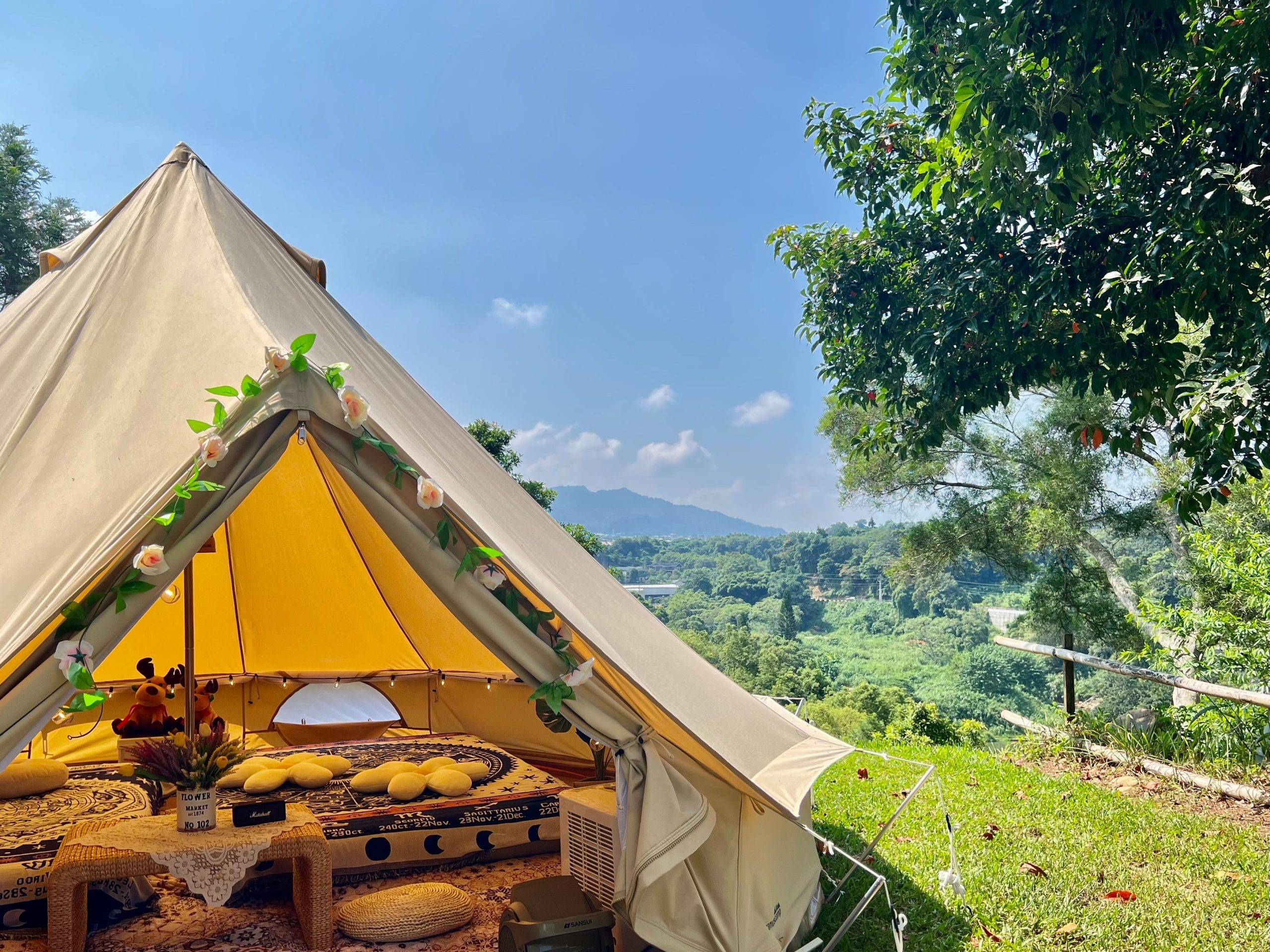 The Xiaolu Campground, which overlooks Menghuan Lake, offers a refreshing and comfortable environment in a secluded mountain area. The owner also gave it the Japanese name “nalu”, which means “secret place”.