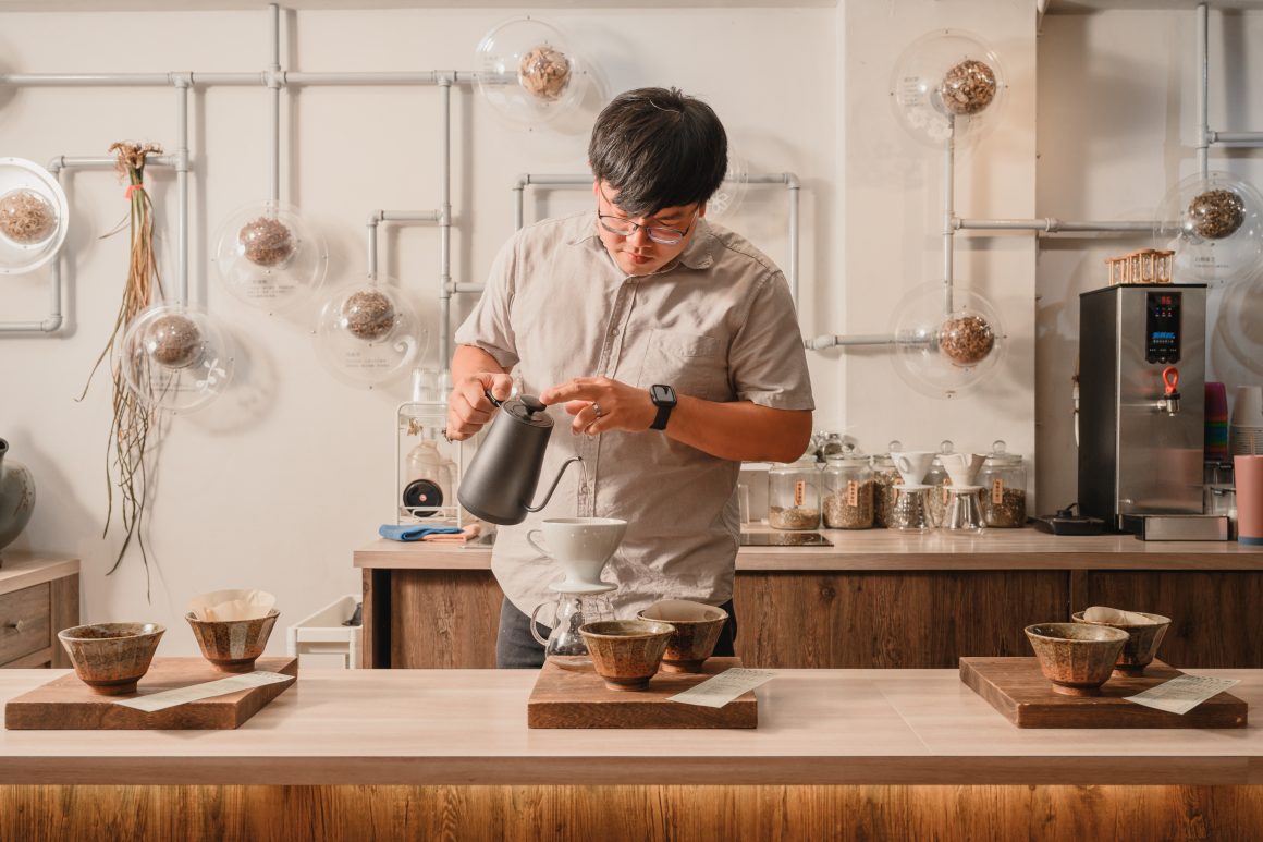 Fu Da Tong Tea House's fifth-generation tea master Tsai Hsuan-fu is planning to hand over the business to his daughter Tsai Tzu-ching when he retires.