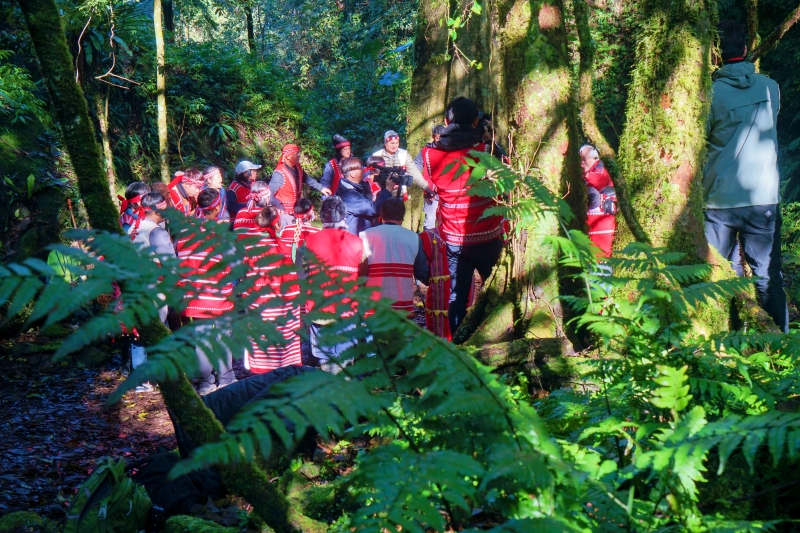 Members of the Saisiyat community perform a traditional dance.
