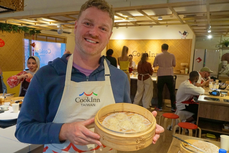 Joe Parilla poses for a photo with his creation in Cookinn Taipei.
