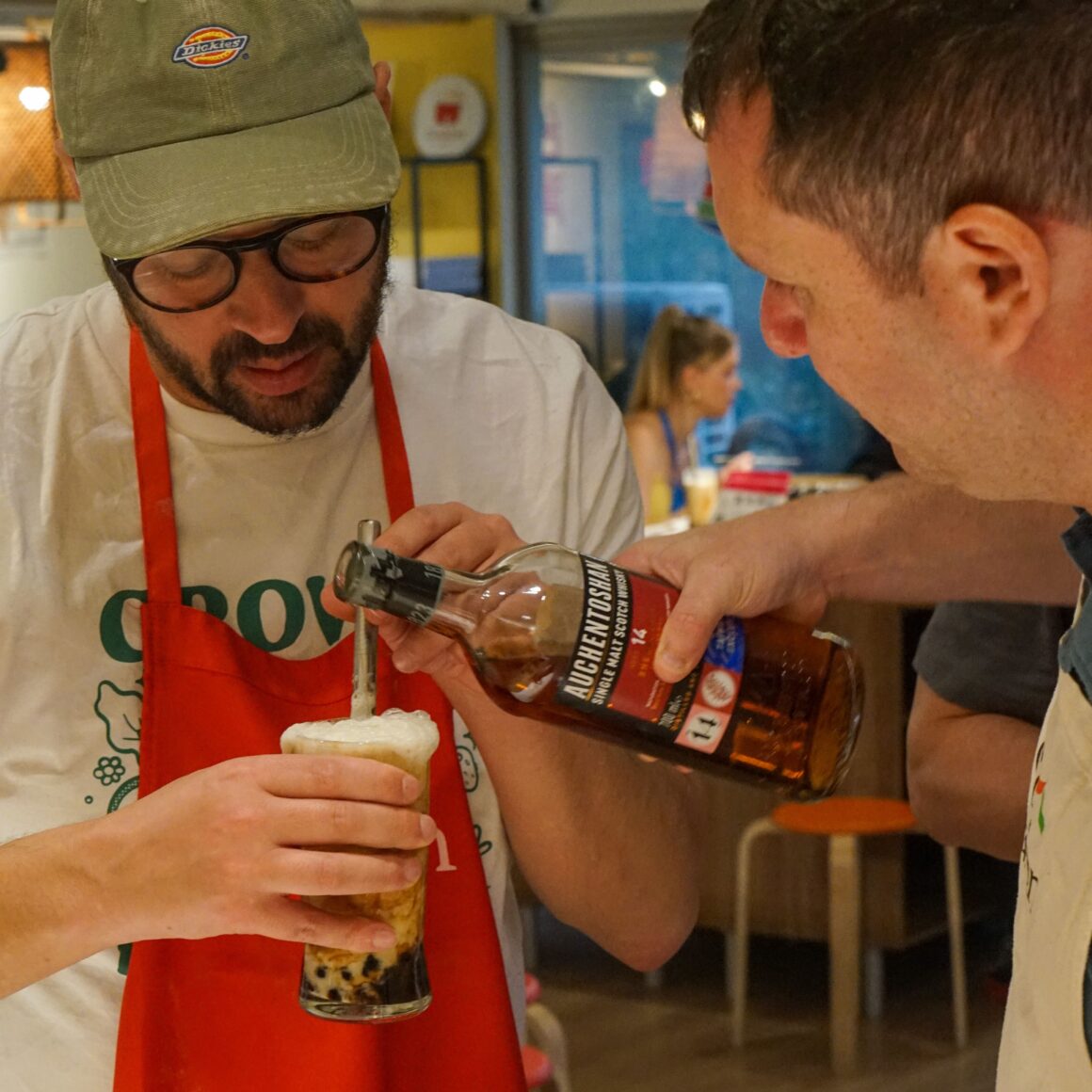 After the work was done, some of the influencers experimented with “bubble tea highballs.” [Warning: Excessive consumption of alcohol can damage your health.]