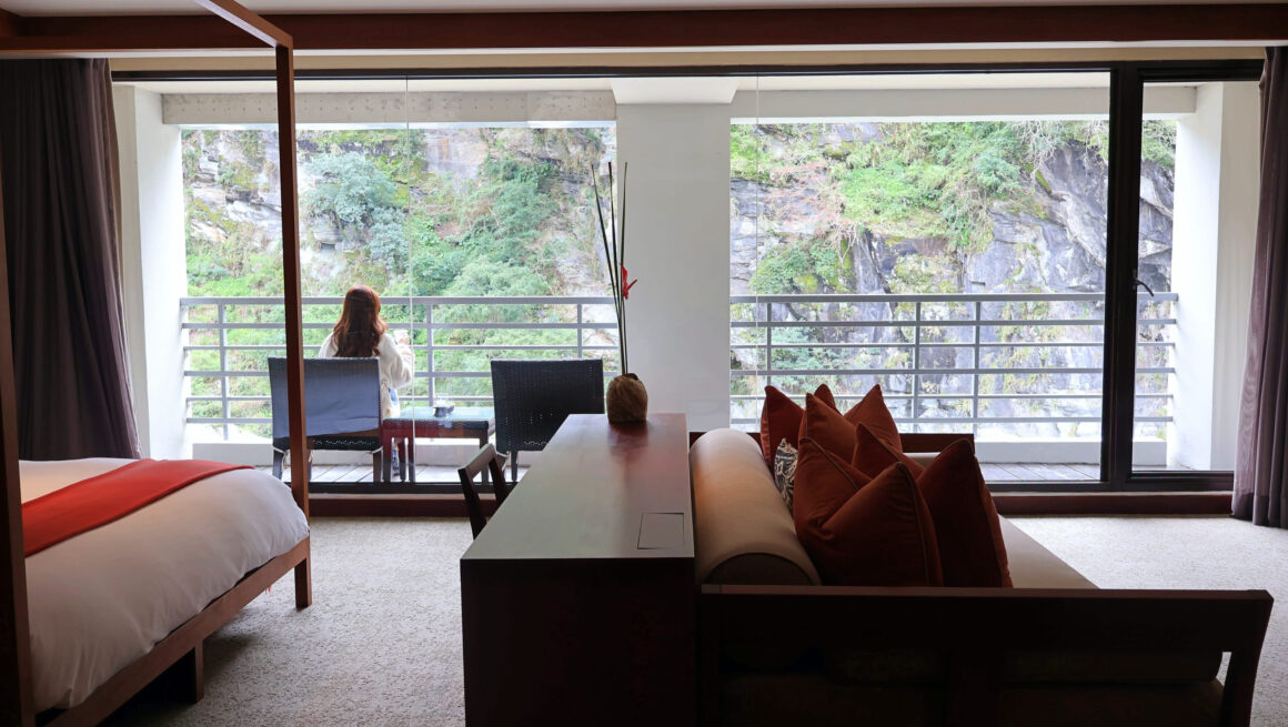 The rooms of Silks Place Taroko boast modern furnishings and breathtaking views of the surrounding Taroko Gorge.